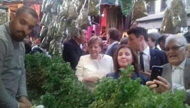 En images, Angela Merkel dans un souk à Marrakech