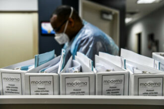 L'UE achète à Moderna 300 millions de doses, baisse des contaminations dans le monde