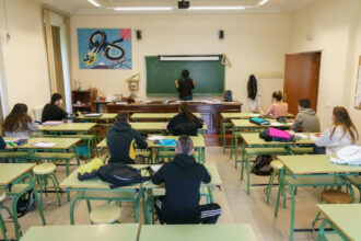 Classes réduites, masques, distanciation: la rentrée scolaire en Europe