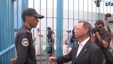 Un policier marocain refuse de serrer la main du président de Sebta (vidéo)