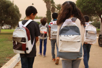 Société Générale Maroc recycle ses bâches publicitaires pour créer des cartables