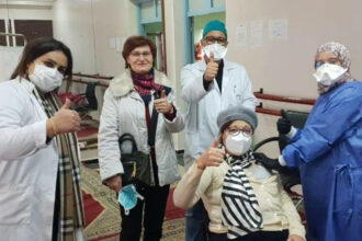 Photo. La mère de Moncef Slaoui reçoit le vaccin d'AstraZeneca à Casablanca