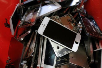 France: face à l'arrivée des smartphones 5G, le défi de l'obsolescence et du recyclage
