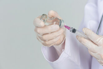 La France annonce une stratégie de vaccination anti-Covid en 3 phases