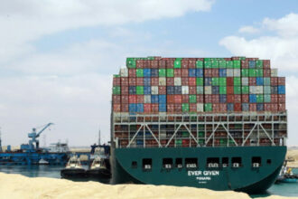 Retour de la navigation sur le canal de Suez après la remise à flot du cargo bloqué