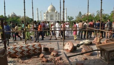 Images. Une tempête fait s'effondrer deux piliers à l'entrée du Taj Mahal