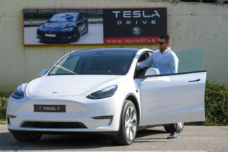 Musk annonce que désormais, la voiture Tesla peut être achetée avec du Bitcoin