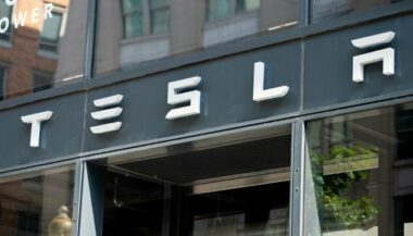 Tesla se penche sur son retrait de la Bourse, Musk s'attire les critiques