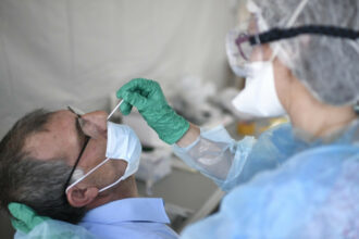 Coronavirus: accord pour faire baisser de moitié les prix des tests rapides