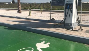 Rabat: premières ombrières de recharge de véhicules électriques à l’énergie solaire
