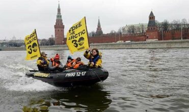 Russie: l'équipage du bateau de Greenpeace transférés vers St-Pétersbourg