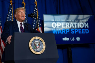 Contre le Covid-19, Trump mise tout sur les vaccins