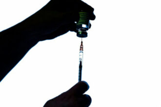 Covid-19: l'OMS examine le vaccin d'AstraZeneca, questions sur son efficacité