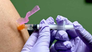 Covid-19: l'OMS n'attend pas de vaccination généralisée avant la mi-2021