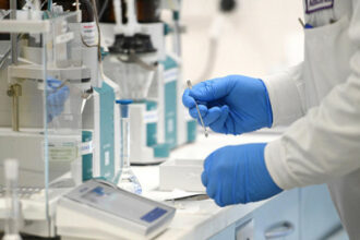 Le Serum Institute of India demande une aide financière pour augmenter sa production