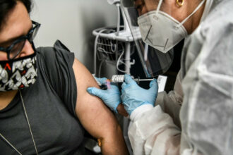 Coronavirus: les restrictions se multiplient dans le monde, la Russie produit ses vacc