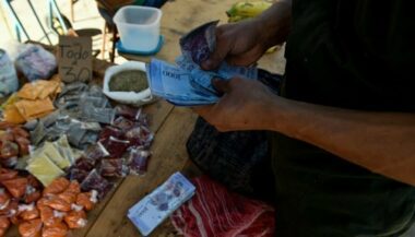 Venezuela: Maduro double le revenu minimum face à l'hyperinflation