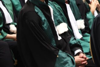 Dispenser le justiciable de l'assistance d'avocat, une éventualité mal accueillie par la profession