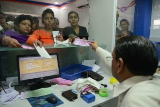Inde: un an après la démonétisation, le cash de nouveau roi