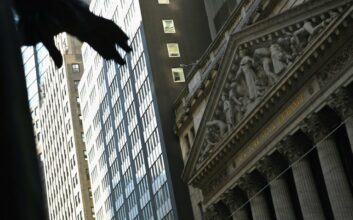 Wall Street ouvre en hausse, la saga GameStop se poursuit