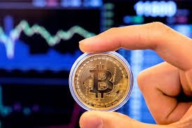Après une année de records, la volatilité du bitcoin invite à la prudence