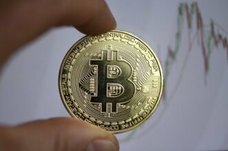 Après avoir frôlé les 50.000 dollars dimanche 14 février, le Bitcoin recule lundi