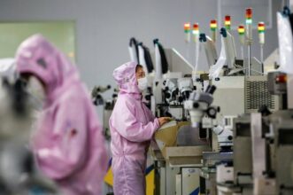 Coronavirus: la France se prépare au déconfinement, l'économie mondiale dans le rouge