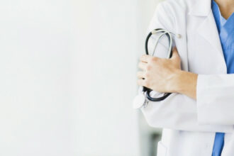 Les médecins libéraux et les pharmaciens contestent la hausse de l'IS et le prélèvement à la source