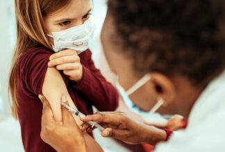 Covid-19: les Etats-Unis abandonnent l'obligation de vaccination pour les voyageurs internationaux