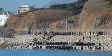 Plus de vingt mineurs marocains entrent à Sebta à la nage (médias)