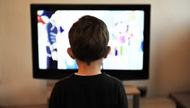Enfants et écrans : voici comment gérer la transition entre vacances et rentrée scolaire