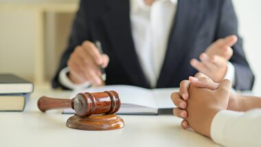 KMR Holding, face à une vente judiciaire de son fonds de commerce, intente un recours en cassation