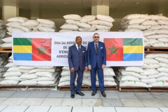 Libreville : le Roi Mohammed VI s’entretient avec le président Bongo et fait don de fertilisants