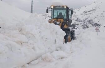 EN IMAGES. L'impressionnant déneigement d'une route à Tinghir