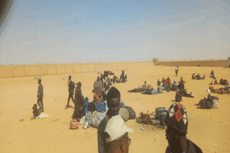 Des centaines de migrants expulsés d'Algérie et abandonnés en plein désert du Niger
