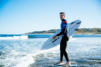 Le surfeur marocain Ramzi Boukhiam passe le cut du WSL Championship Tour 2024