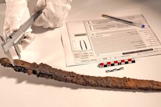 Une épée découverte plantée dans une fosse en 1994 datée de la période islamique