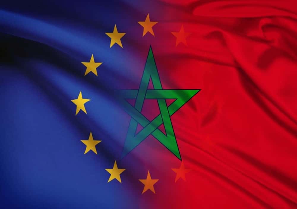 Drapeaux de l’Union européenne et du Maroc fusionnés, symbolisant une coopération bilatérale.