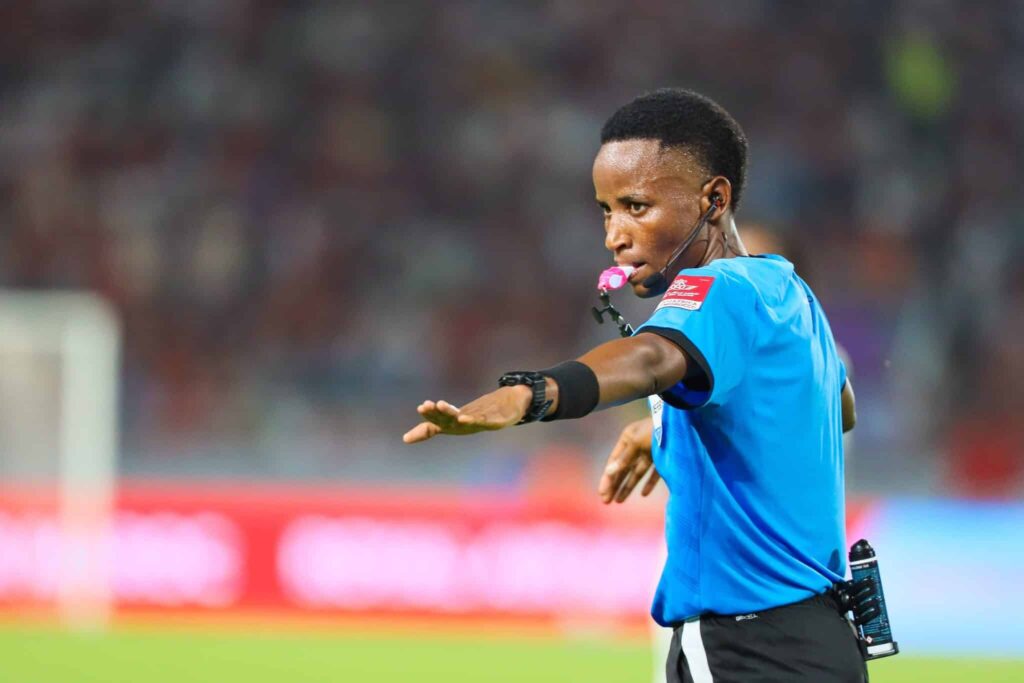 L'arbitre nambienne qui a sifflé le penalty en faveur du Maroc avant d'annuler sa décision.