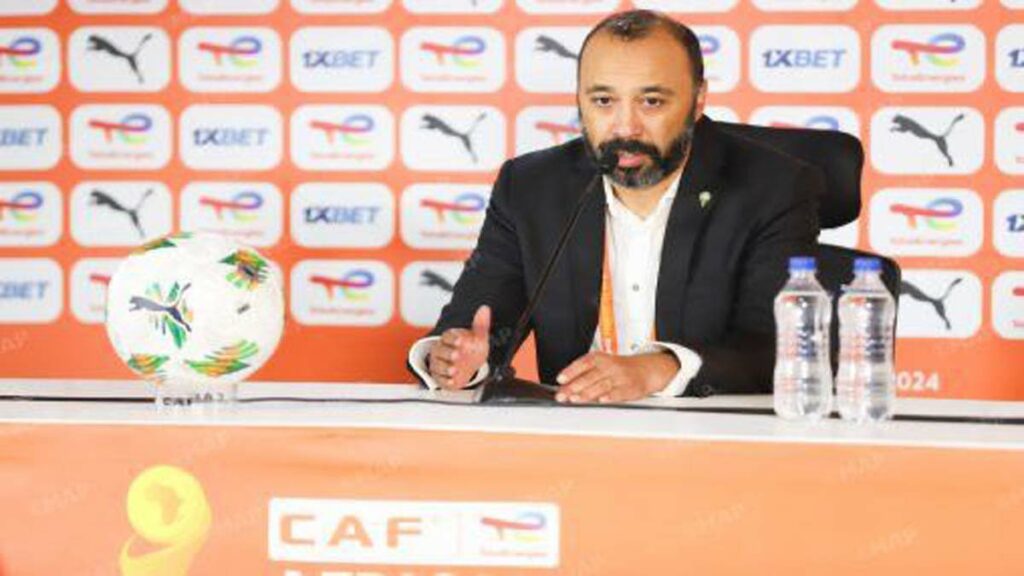 Tarik Sektioui parle en conférence de presse du CHAN 2024.