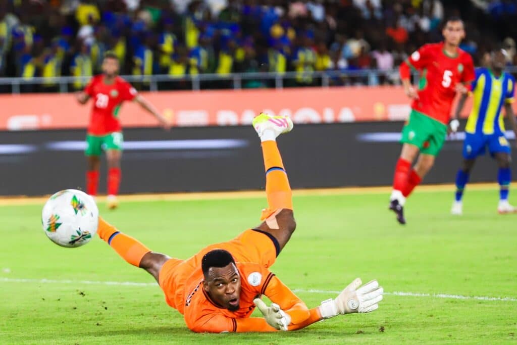 Ii, le but marocain contre la Tanzanie. Après avoirsortie la Tanzanie, l'équipe du Maroc se retrouve en demièfinale avec un moral gonflé à bloc.