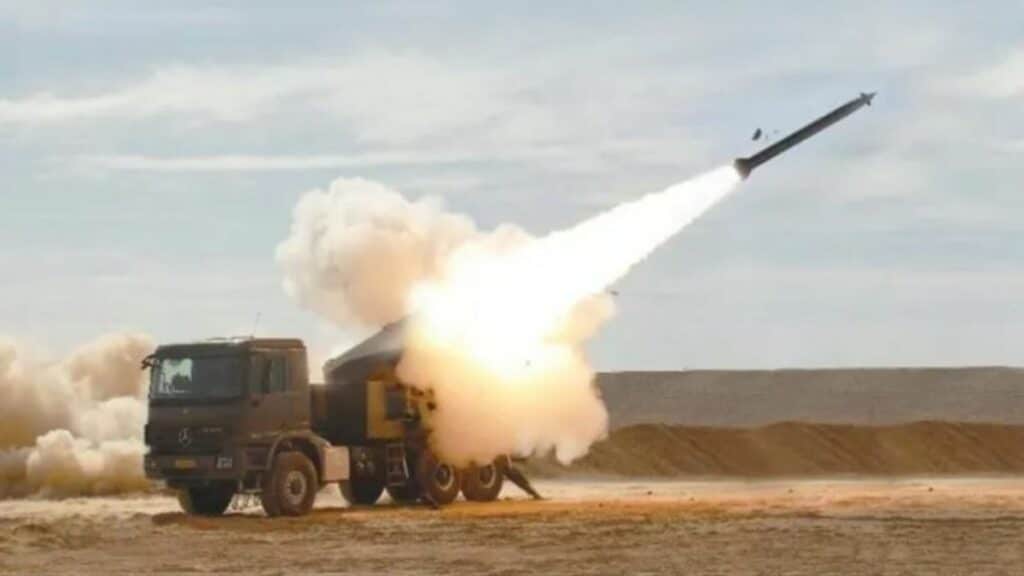 Les FAR envisagent l’achat de nouvelles munitions israéliennes (drones kamikazes) pour son système de lance-roquettes PULS. Dans le même temps, les Forces Armées Royales ont testé avec succès un missile guidé EXTRA fabriqué dans l'Etat hébreu.