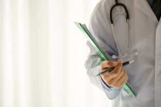 Carte sanitaire 2024 : les inégalités persistent dans la répartition des médecins et des lits