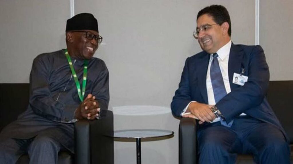 Nasser Bourita et Bankole Adeoye en discussion.