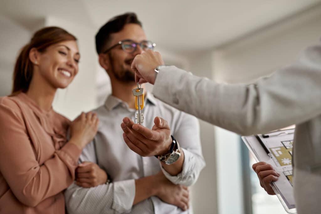 L’agent immobilier met en relation les acheteurs et les vendeurs.
