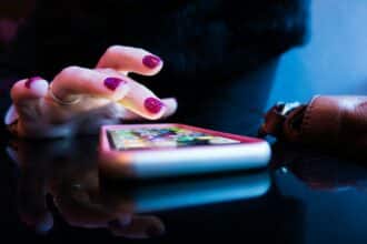 Trois Marocains interdits de réseaux sociaux pendant dix ans : un jugement inédit