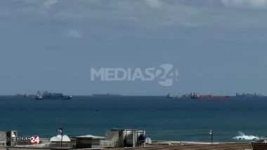 Port de Casablanca : vers la fin de la file de navires visible depuis la corniche